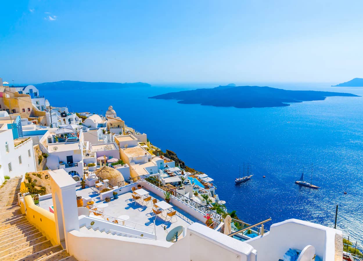 Yunanistan Golden Vize için karar öncesi beş değerlendirme — Santorini kalderası ve Fira kasabası