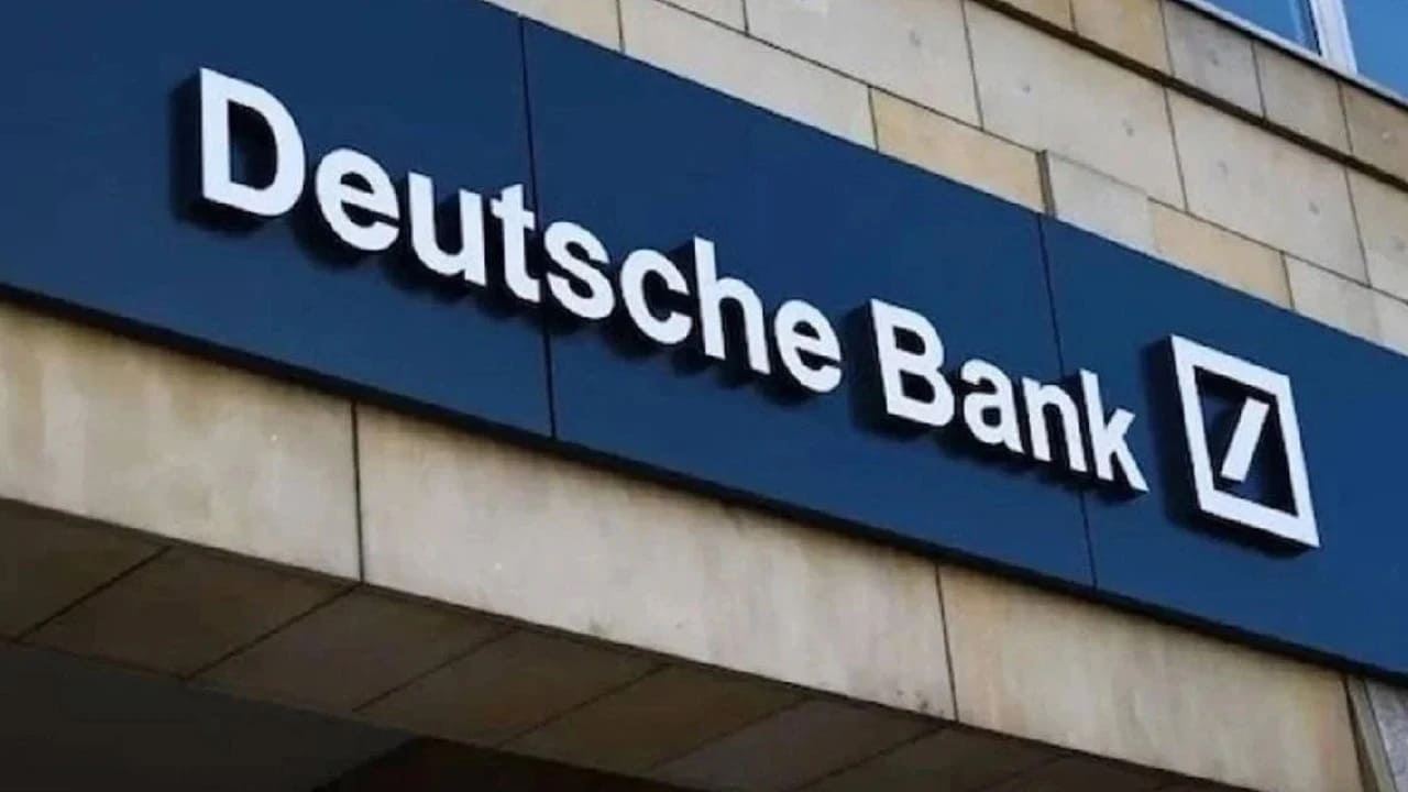 2026'da 100 bin USD altı banka mevduatı ikameti — masada cüzdan, kalem ve kasa anahtarı